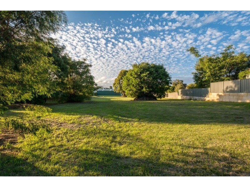 43 Gordon Street, Little Grove WA 6330