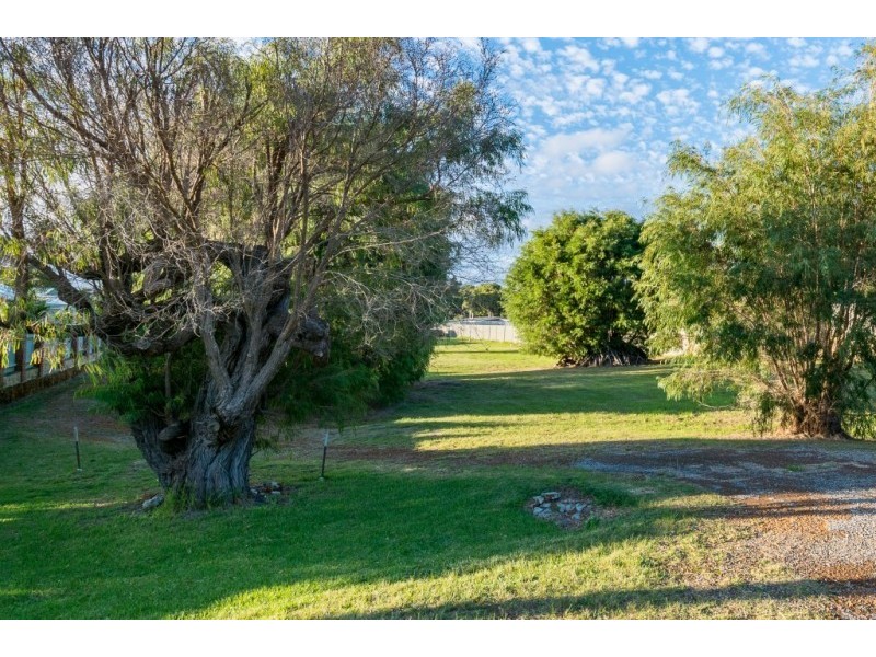 43 Gordon Street, Little Grove WA 6330