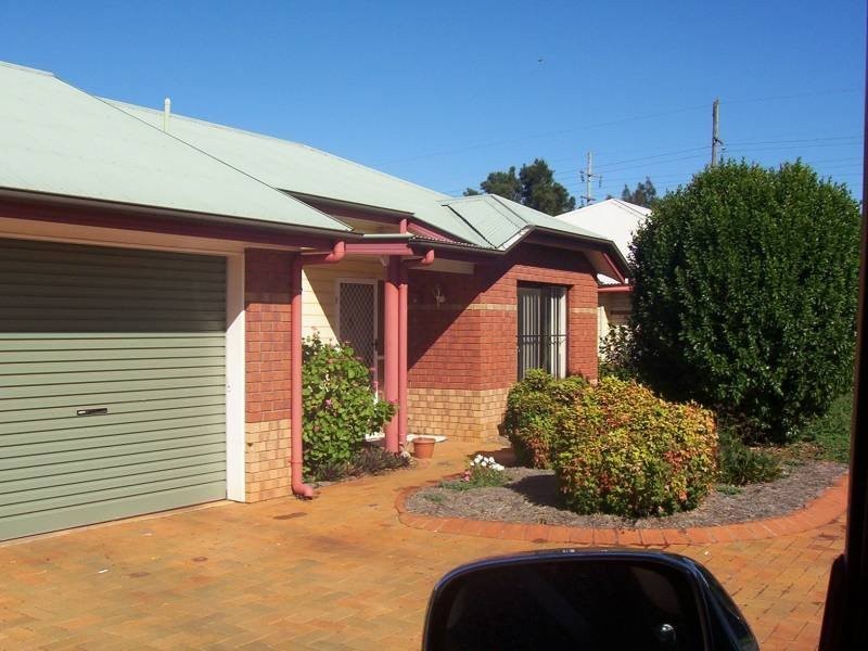 2/32 Tessmanns Road, Kingaroy QLD 4610