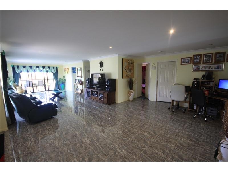 27 Adermann Drive, Kingaroy QLD 4610