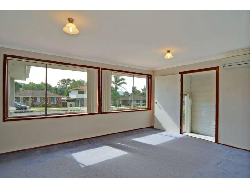 4 Yeovil Drive, Bomaderry NSW 2541