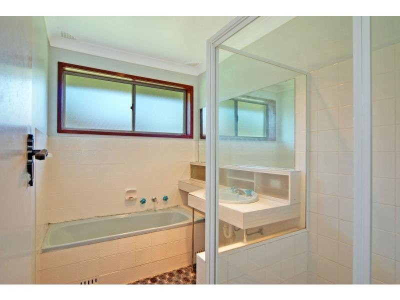 4 Yeovil Drive, Bomaderry NSW 2541