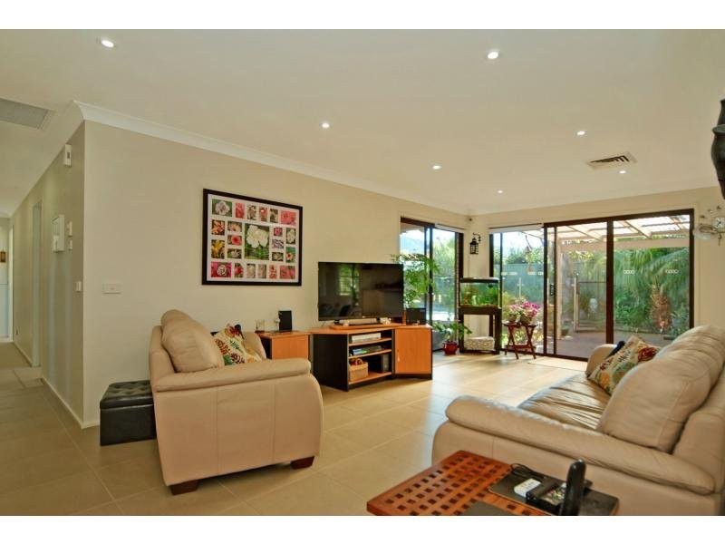 5 Amber Place, Bomaderry NSW 2541