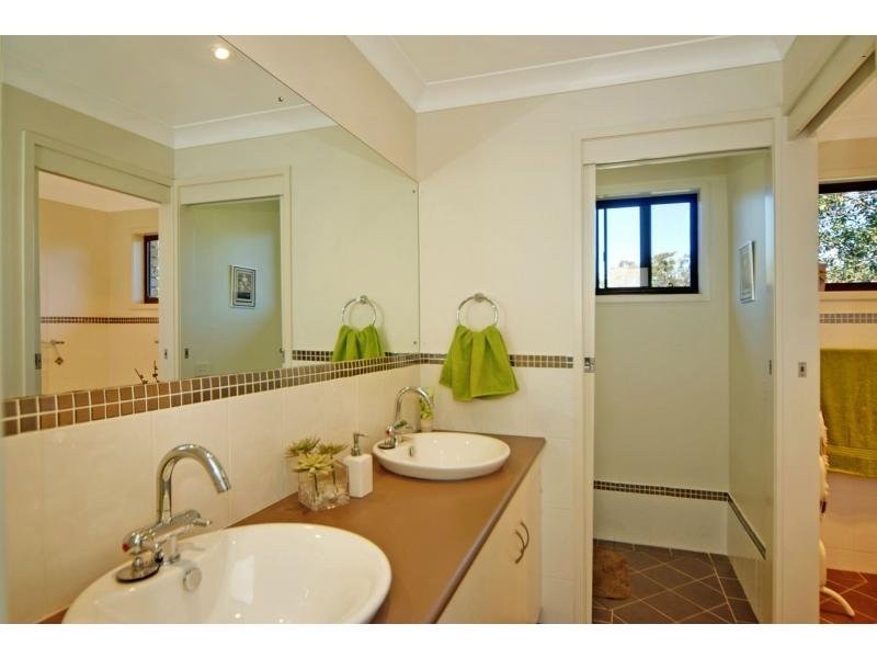 5 Amber Place, Bomaderry NSW 2541