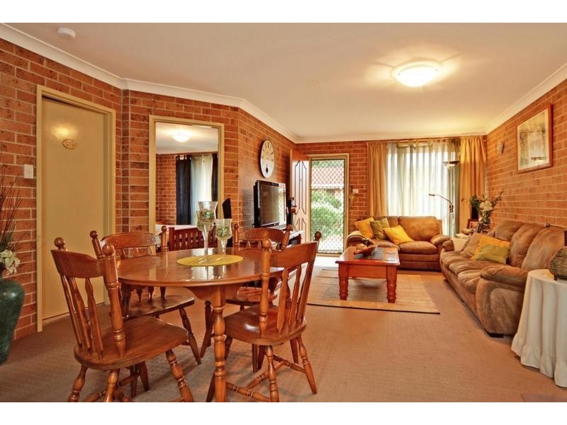 2/1 Carisbrooke Close, Bomaderry NSW 2541