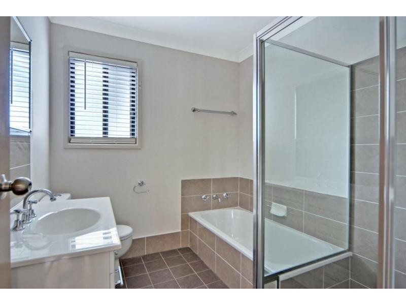 7 Sampson Crescent, Bomaderry NSW 2541