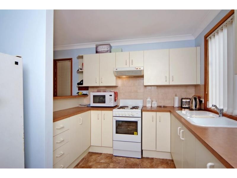 4/4 Carisbrooke Close, Bomaderry NSW 2541
