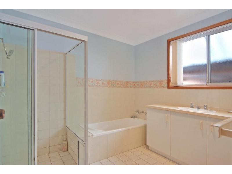 4/4 Carisbrooke Close, Bomaderry NSW 2541