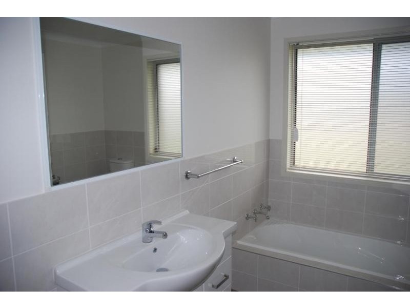 2/1 Palm Lily Close, Worrigee NSW 2540