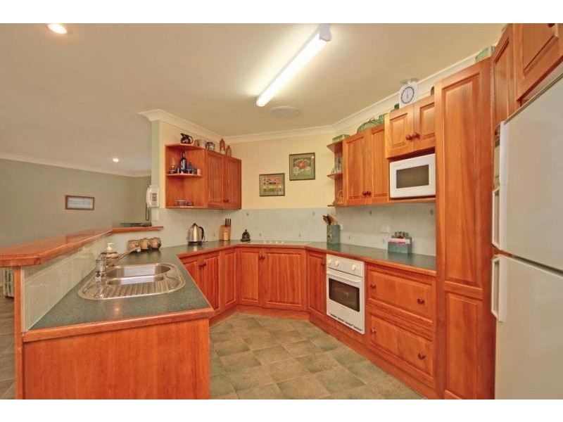 15 Tartarian Crescent, Bomaderry NSW 2541