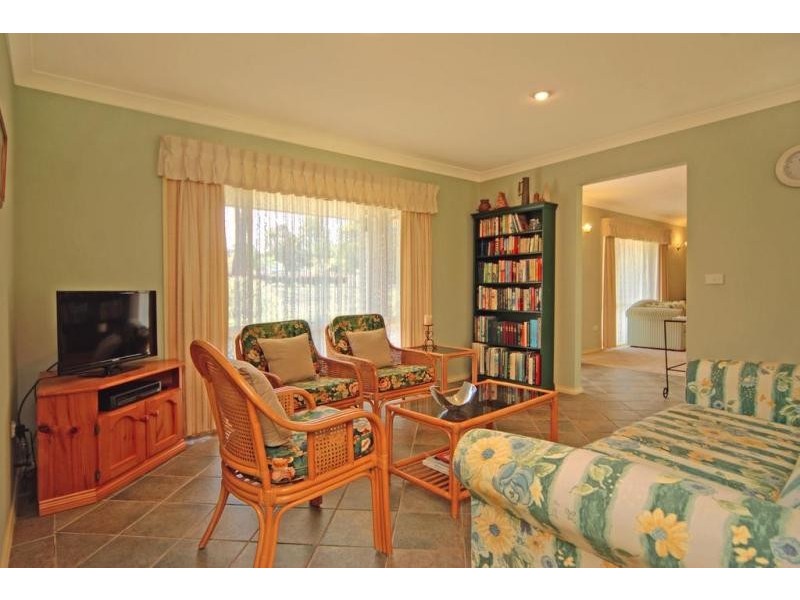 15 Tartarian Crescent, Bomaderry NSW 2541