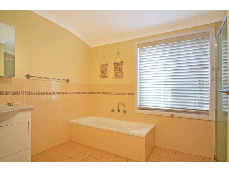 4 Ravenscliffe Road, Shoalhaven Heads NSW 2535