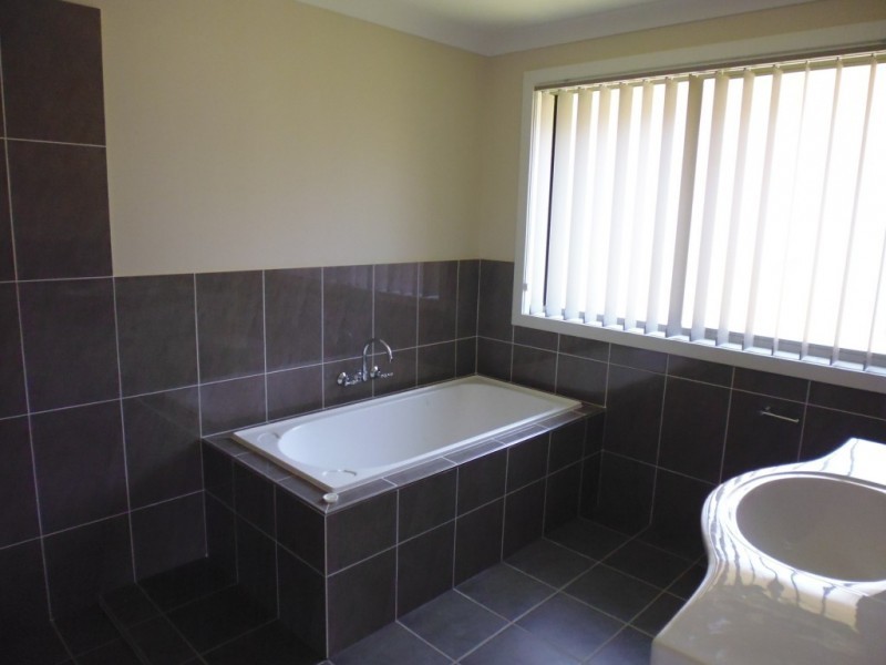 35 Basil Street, Worrigee NSW 2540