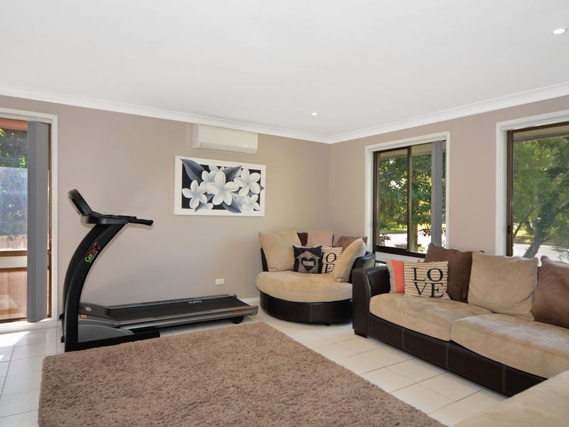 15 Yeovil Drive, Bomaderry NSW 2541