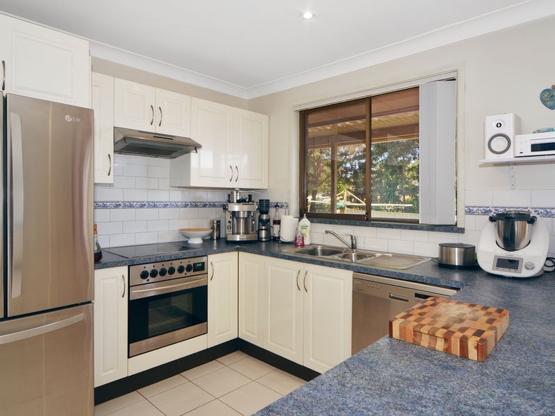 15 Yeovil Drive, Bomaderry NSW 2541