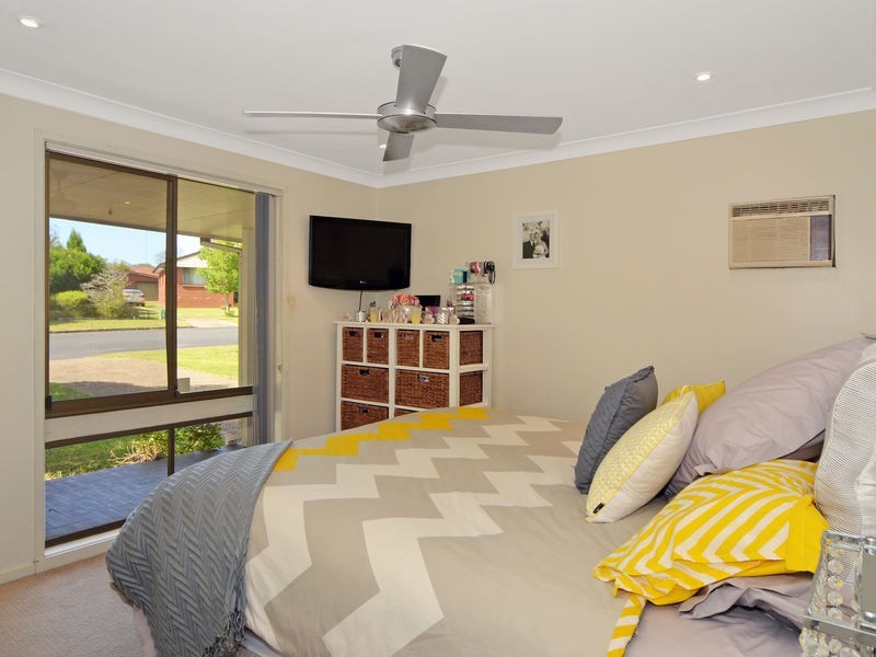 15 Yeovil Drive, Bomaderry NSW 2541