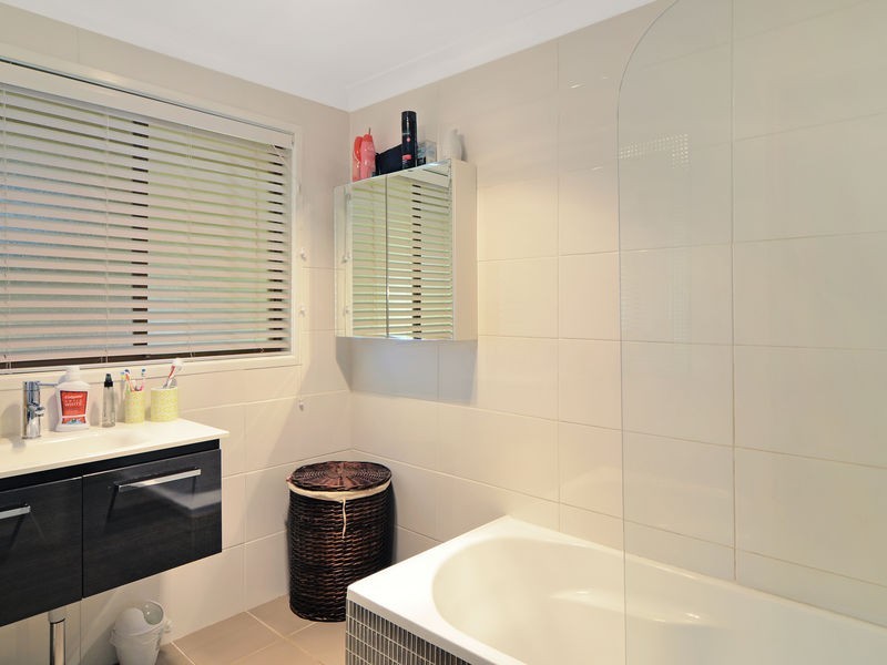 15 Yeovil Drive, Bomaderry NSW 2541