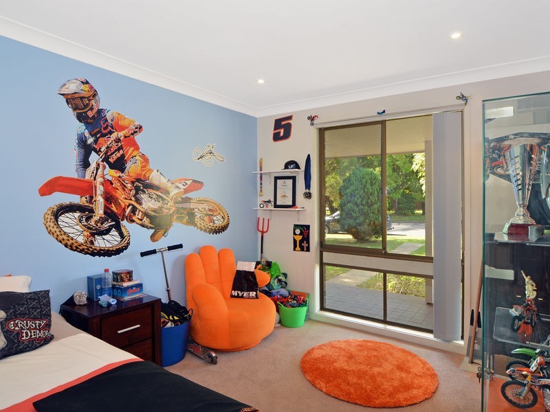 15 Yeovil Drive, Bomaderry NSW 2541