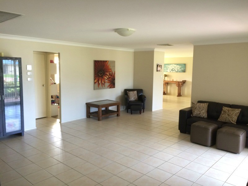 17 Hibiscus Place, Bomaderry NSW 2541