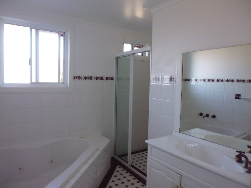 10 Lyrebird Drive, Nowra NSW 2541