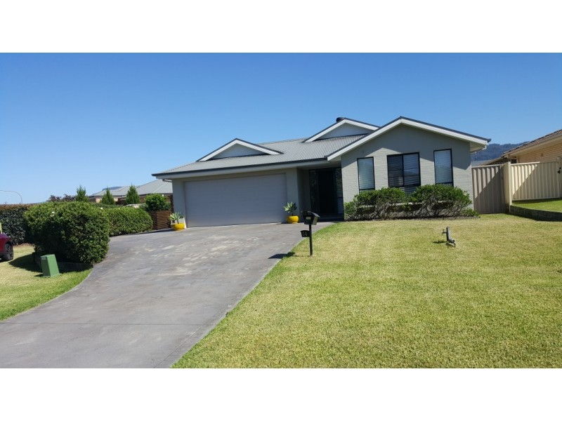 14 Emerald Drive, Meroo Meadow NSW 2540