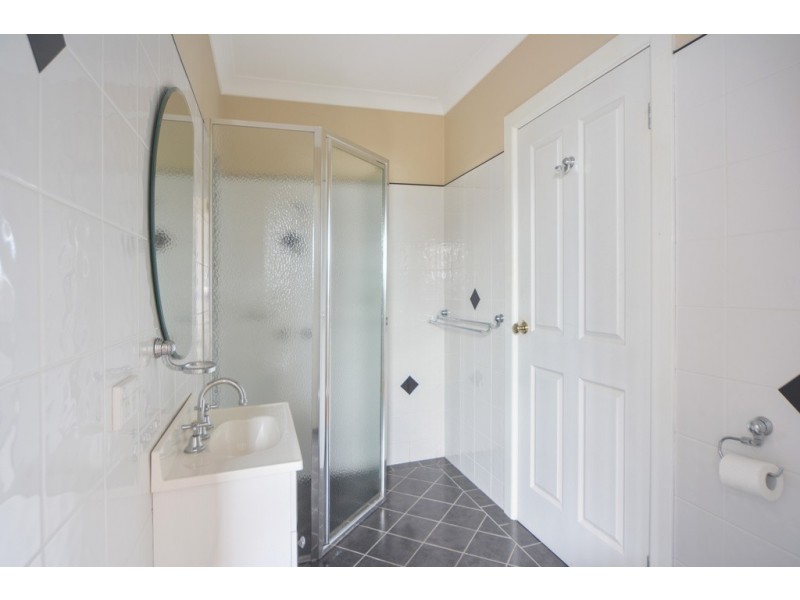 15 Cambewarra Road, Bomaderry NSW 2541
