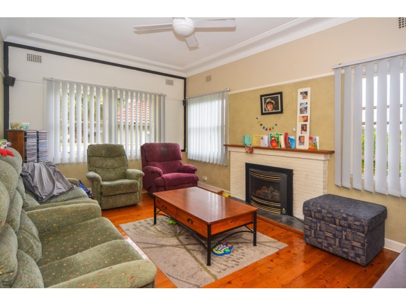 15 Cambewarra Road, Bomaderry NSW 2541