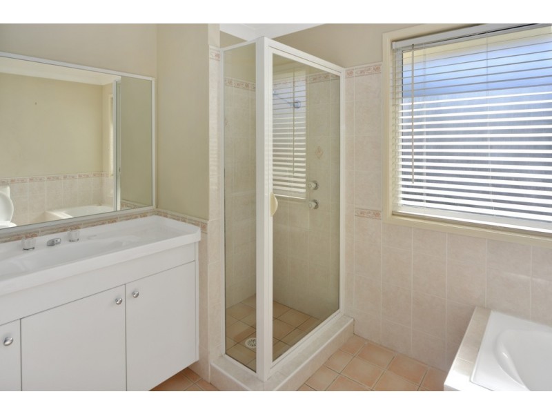 17 Hibiscus Place, Bomaderry NSW 2541