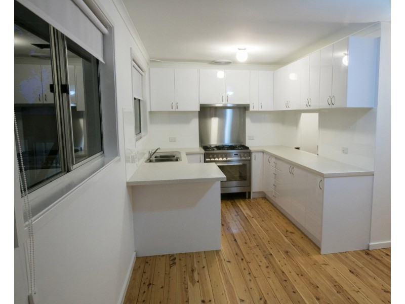 8 Peak Avenue, North Nowra NSW 2541