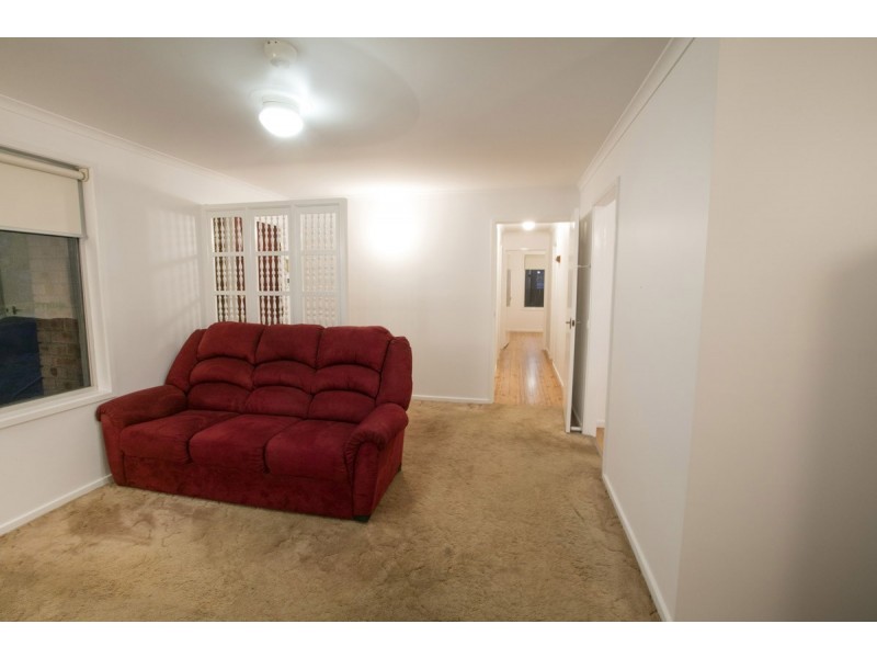 8 Peak Avenue, North Nowra NSW 2541