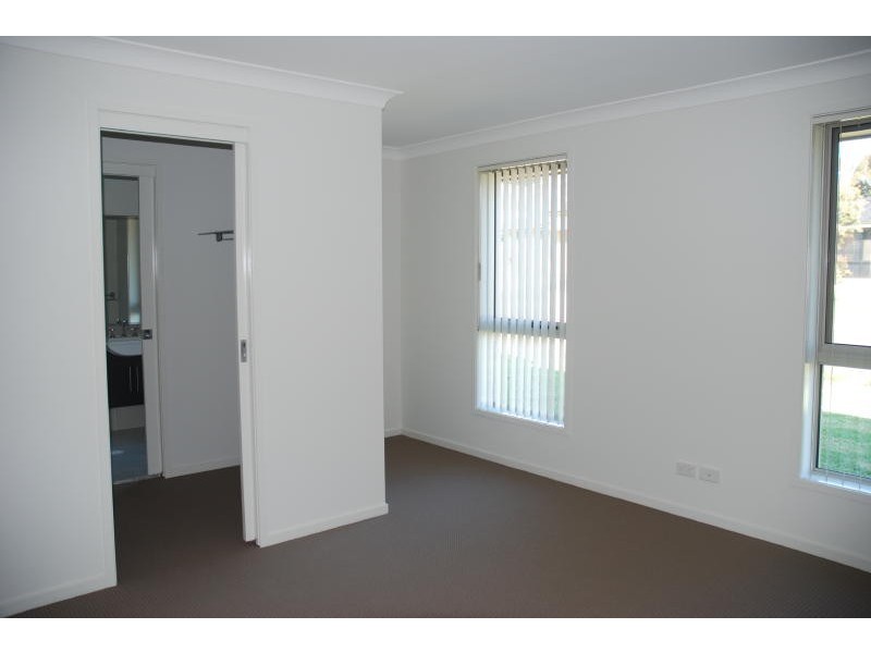 8 Terralla Grove, South Nowra NSW 2541