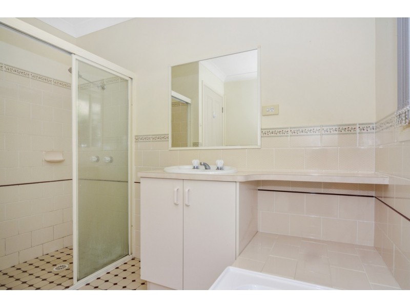 2/63 Brinawarr Street, Bomaderry NSW 2541