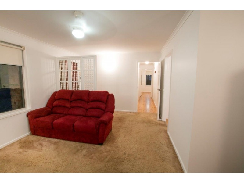 8 Peak Avenue, North Nowra NSW 2541