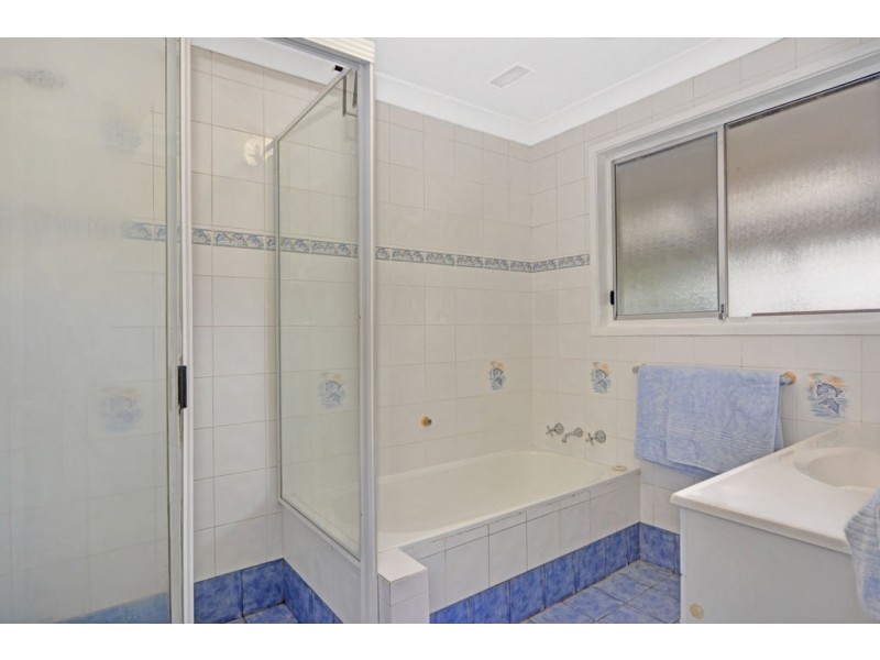 9 Yeovil Drive, Bomaderry NSW 2541