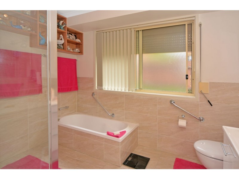 8 Dynet Close, Bomaderry NSW 2541