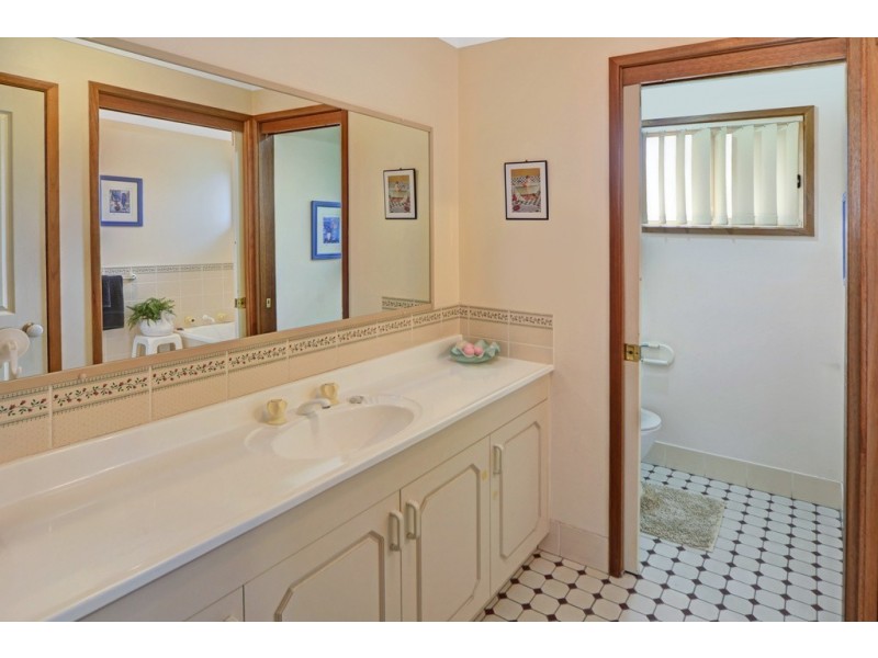 24 Lyndhurst Drive, Bomaderry NSW 2541