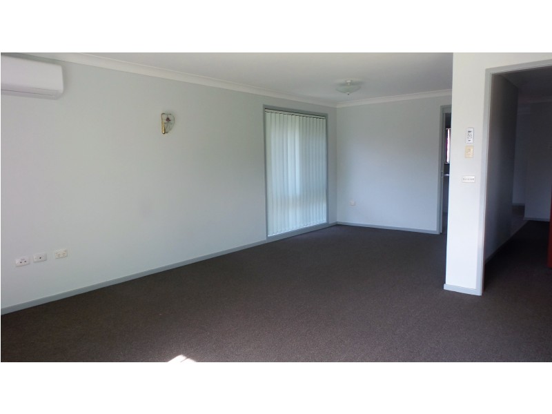 8 Yeovil Drive, Bomaderry NSW 2541
