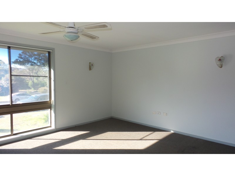 8 Yeovil Drive, Bomaderry NSW 2541