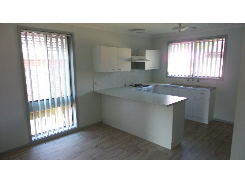 8 Yeovil Drive, Bomaderry NSW 2541