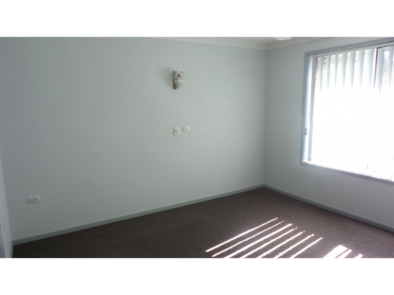 8 Yeovil Drive, Bomaderry NSW 2541