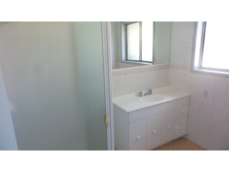 8 Yeovil Drive, Bomaderry NSW 2541