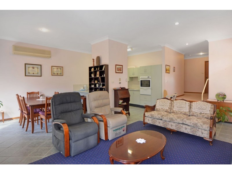 5/4 Carisbrooke Close, Bomaderry NSW 2541