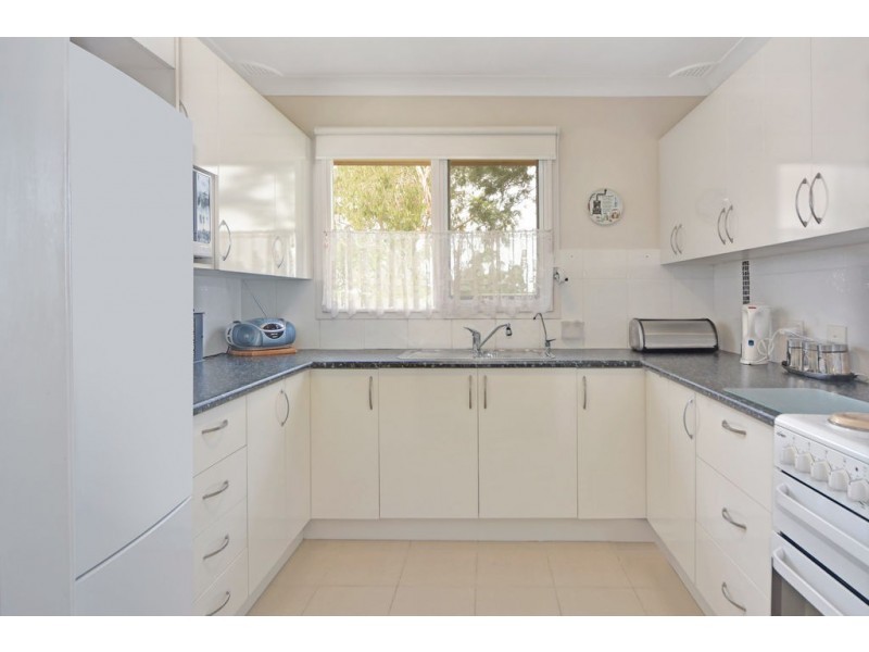 6 Neale Place, Bomaderry NSW 2541