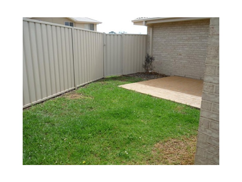 6/8 Meroo Road, Bomaderry NSW 2541