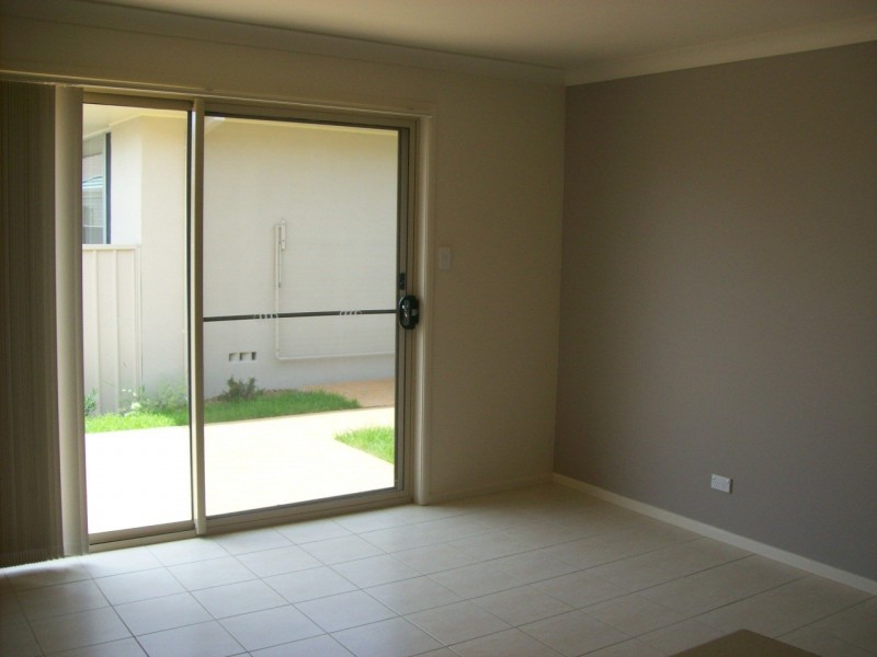 2/8 Meroo Road, Bomaderry NSW 2541