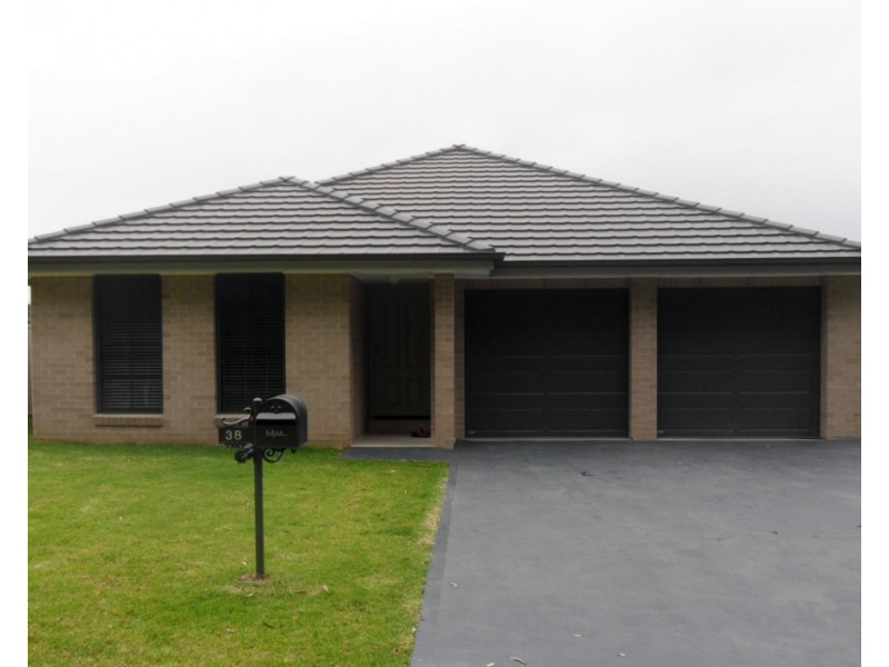 38 Rannoch Drive, West Nowra NSW 2541