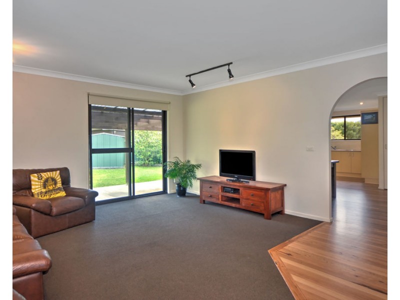 4 Alverstoke Close, Bomaderry NSW 2541