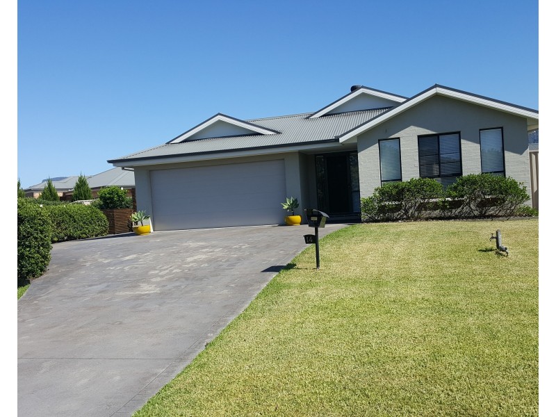 14 Emerald Drive, Meroo Meadow NSW 2540
