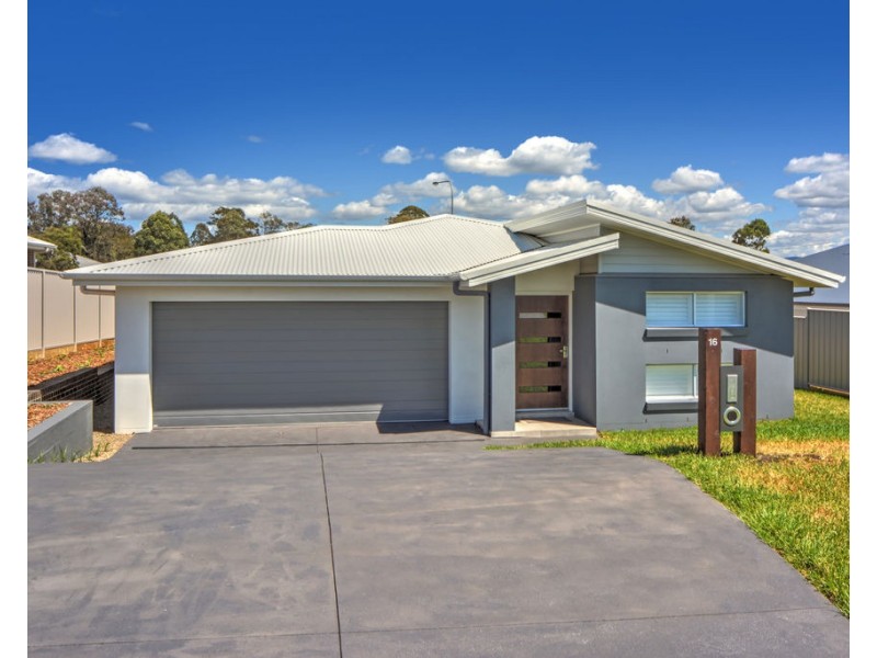 16 Jindalee Crescent, Nowra NSW 2541