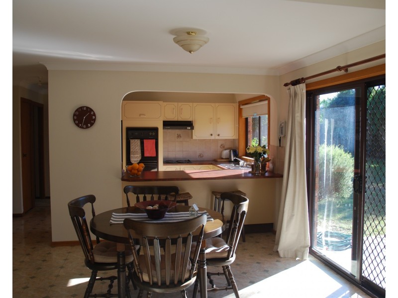 30 Ferntree Drive, Bomaderry NSW 2541